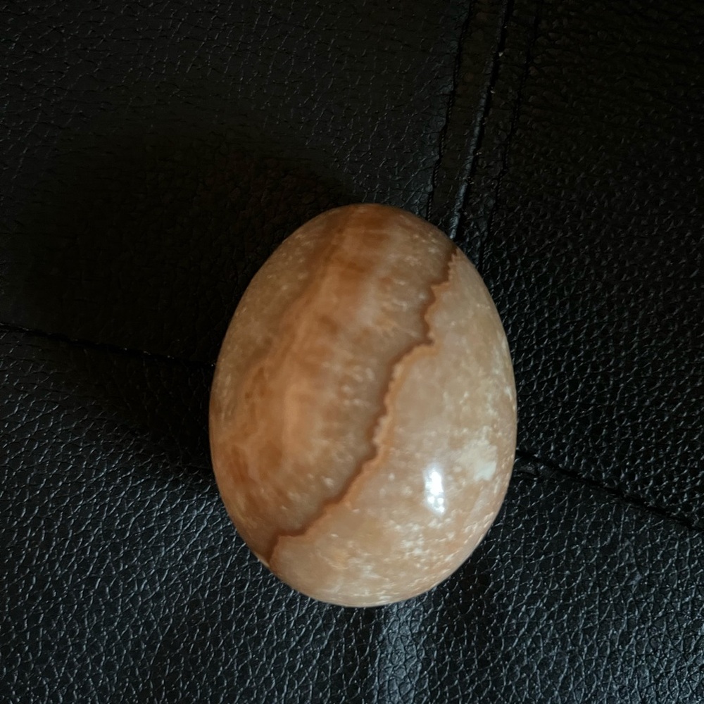 Collectible egg in beige onyx, vintage white and beige veins